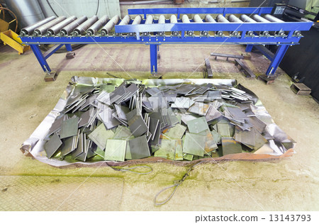 metal tiles and roll feeder conveyor 13143793