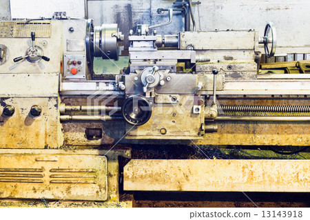 front view of old metalworking lathe machine 13143918