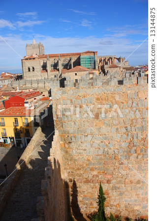 從阿維拉的牆上看到的老城區和大教堂 13144875