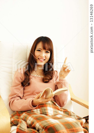 年輕女子在房間裡放鬆 13146269