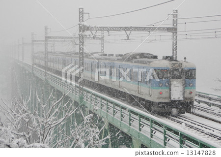中央線115系列長野列車在暴風雪中行駛 13147828