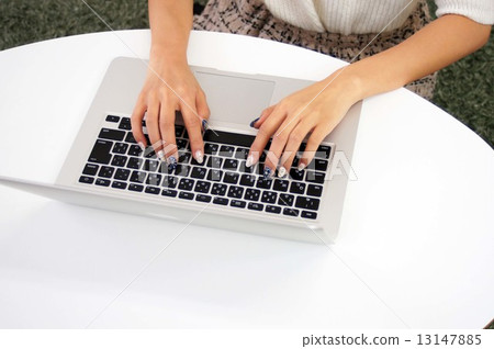 女人用手觸摸盲目觸摸 女人用手觸摸盲目觸摸 13147885