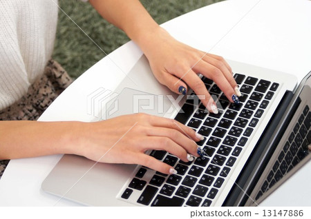 女人用手觸摸盲目觸摸 13147886