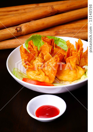 圖庫照片: fried wantons on the background