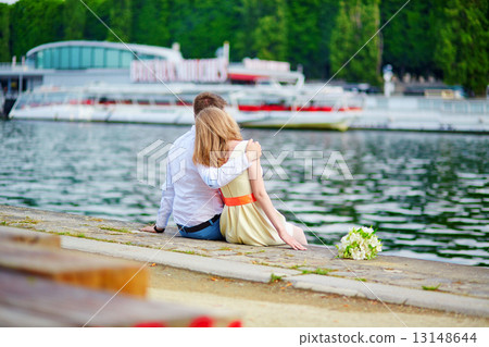 Happy couple on the Seine embankment Happy couple on the Seine embankment 13148644