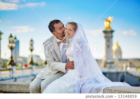 Just married couple on the Alexandre III bridge Just married couple on the Alexandre III bridge 13148859