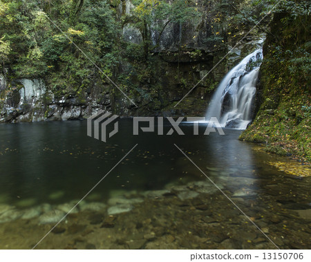 紅眼睛的瀑布 紅眼睛的瀑布 13150706