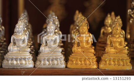 Many gold and silver small Buddha statues 13151293