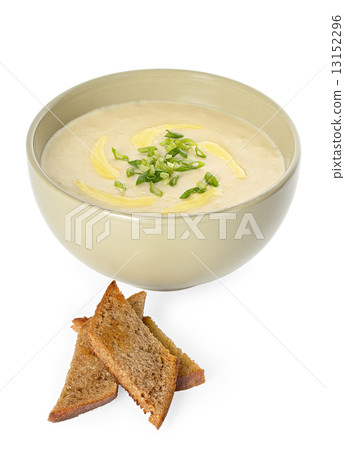 Vichyssoise, traditional french soup Vichyssoise, traditional french soup 13152296