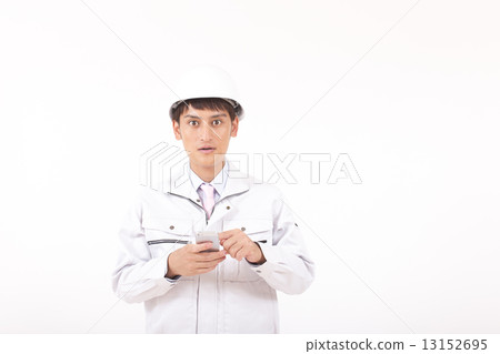 看著智能手機的驚人工人 13152695