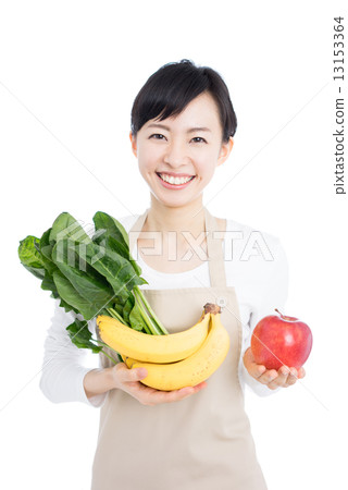 有蔬菜和水果的一名婦女 有蔬菜和水果的一名婦女 13153364