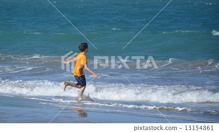 Boy and ocean 13154861