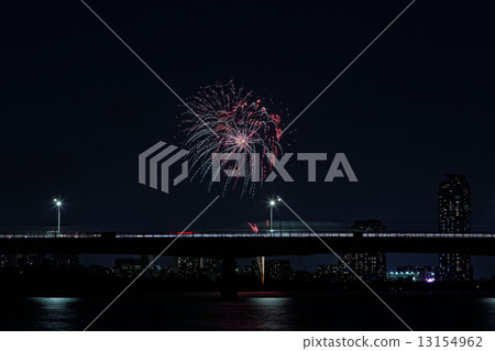 煙花和景觀在河上反映出來 煙花和景觀在河上反映出來 13154962