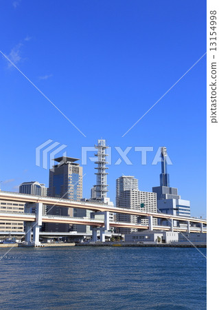 Hanshin Express and the city of Kobe 13154998
