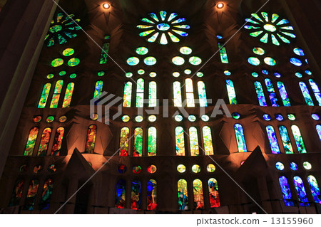 在Sagrada Familia教堂的彩色玻璃 在Sagrada Familia教堂的彩色玻璃 13155960