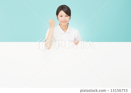 消息板和膽量擺姿勢護士 13156755