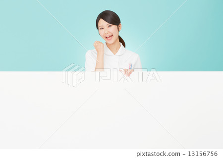 消息板和膽量擺姿勢護士 13156756