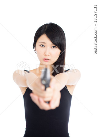 拿著手槍的婦女 13157133