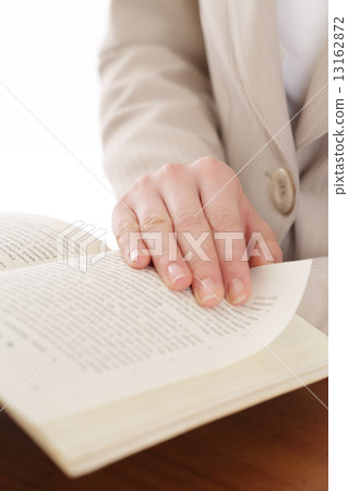 A woman reading an English book 13162872