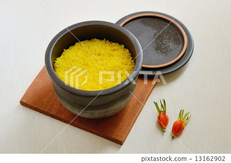 Local cuisine Huang rice and gardenia fruit - with fruit of gardenia remaining with osechi making. 13162902