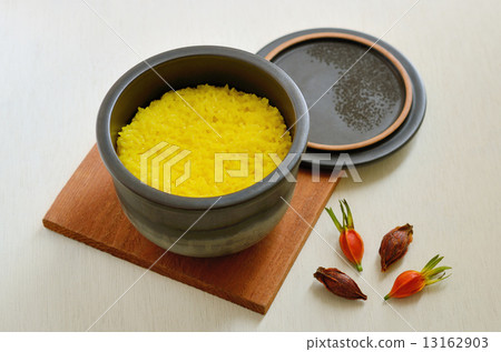 Local cuisine Huang rice and gardenia fruit - with fruit of gardenia remaining with osechi making. 13162903