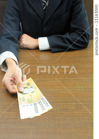 Financial offer in Korean Won bank notes 13163000
