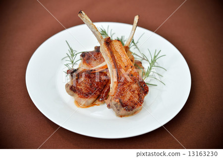 Grilled chicken with lamb with bone. 13163230
