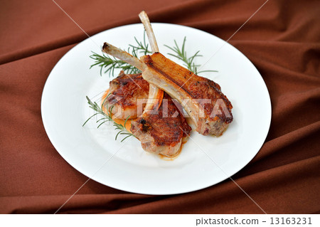 Grilled chicken with lamb with bone. 13163231