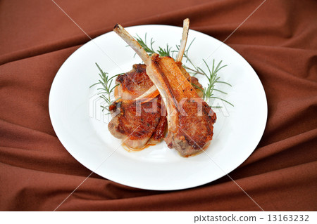 與羊羔的烤雞與骨頭。 13163232