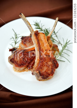 與羊羔的烤雞與骨頭。 13163233