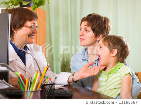 Doctor examining child 13165567