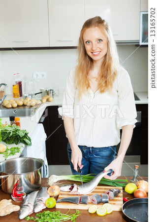 Positive housewife cooking saltwater fish Positive housewife cooking saltwater fish 13165702