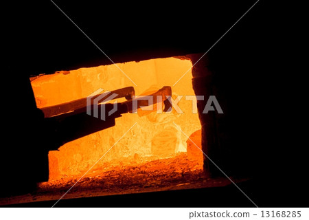 Hot iron in smeltery 13168285