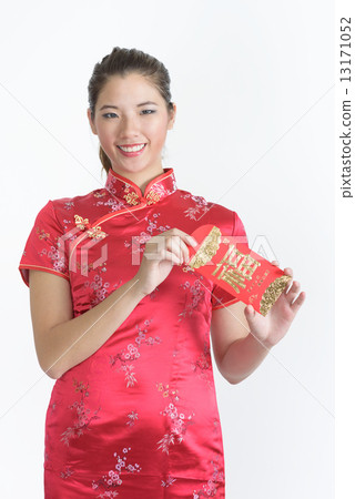 1 young chinese woman in cheongsam opening her lunar new year red packet isolated white background 13171052