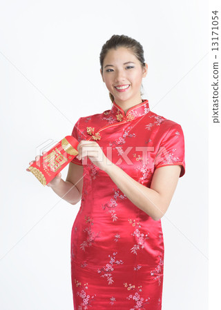 1 young chinese woman in cheongsam opening her lunar new year red packet isolated white background 13171054