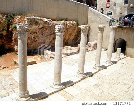 Jerusalem Roman columns in Jewish quarter 2010 13171771