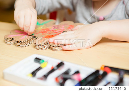 Little female baby painting with colorful paints Little female baby painting with colorful paints 13173640