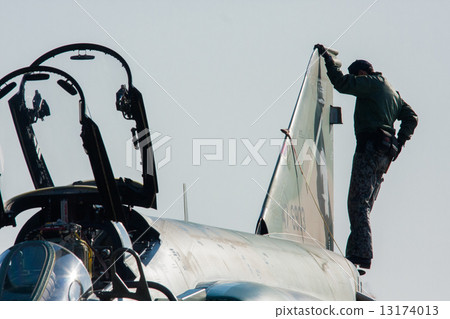 Column line maintenance personnel 13174013