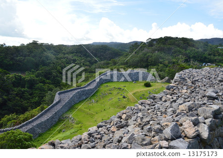 Ishigaki of Nakijin Castle · Main Dynasty (Okinawa Prefecture Kokubo-gun Nakijin Village) 13175173