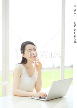 Laptop · young lady Laptop · young lady 13176109