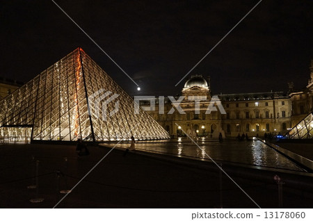 Full moon and the Louvre museum in Paris Full moon and the Louvre museum in Paris 13178060