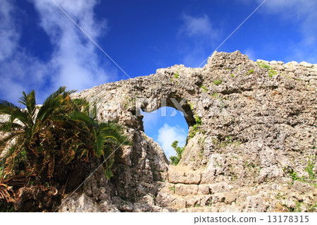 八月城堡大門掏空沖繩玉滿城遺址的天然石頭 13178315