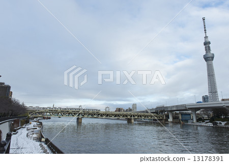 隅田川 東京晴空塔 寒冬 13178391