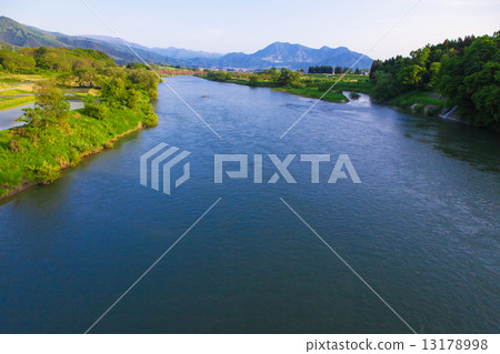 在飯山市附近的Chikuma河 13178998