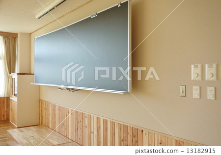 Classroom  13182915