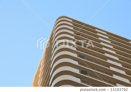 Looking up at the apartment (Yokohama City, Kanagawa Prefecture) Looking up at the apartment (Yokohama City, Kanagawa Prefecture) 13183792