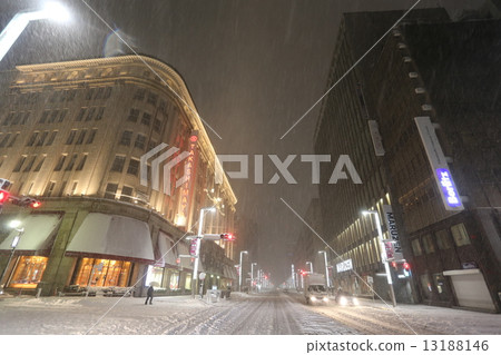 Snow falling Nihonbashi 13188146