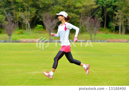 (Attention) illegal / use outside the contract is strict prohibition ● Running scene of Japanese female in 20s 13188400