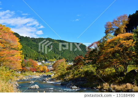 在秋天的山谷 在秋天的山谷 13188490