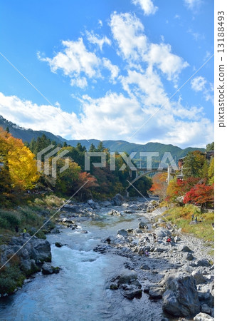 在秋天的山谷 13188493